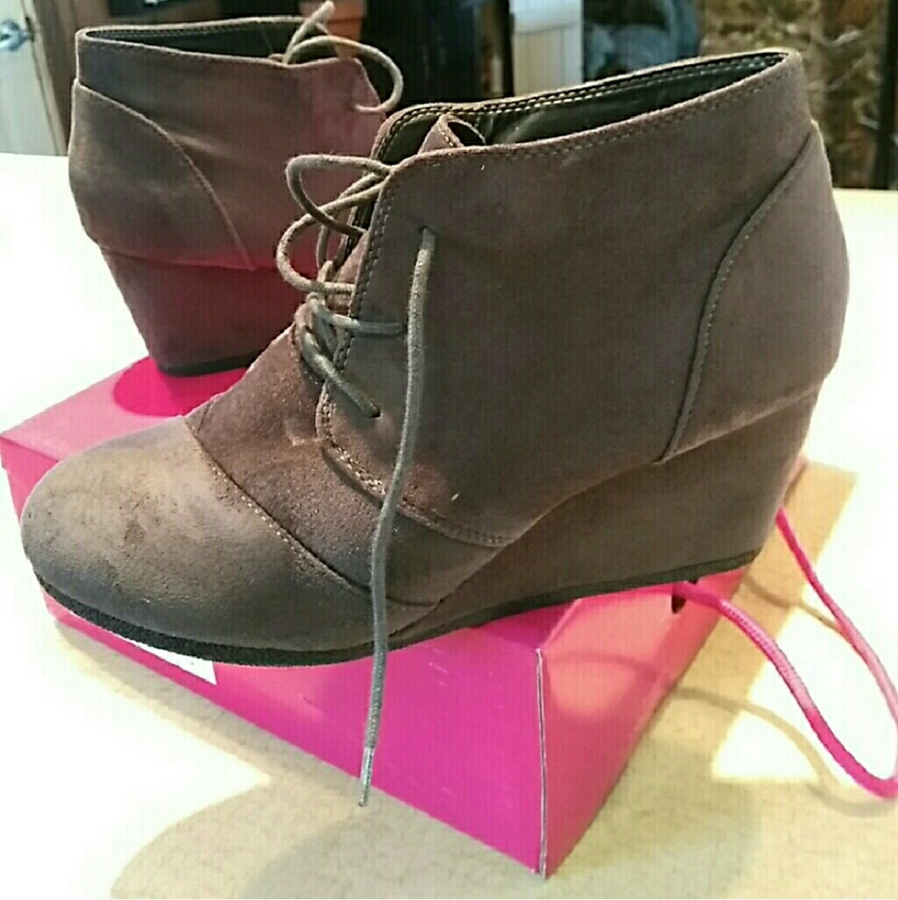 Grey suede booties size 10 by Toetos